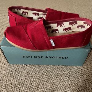 Red Canva Classic Tom’s